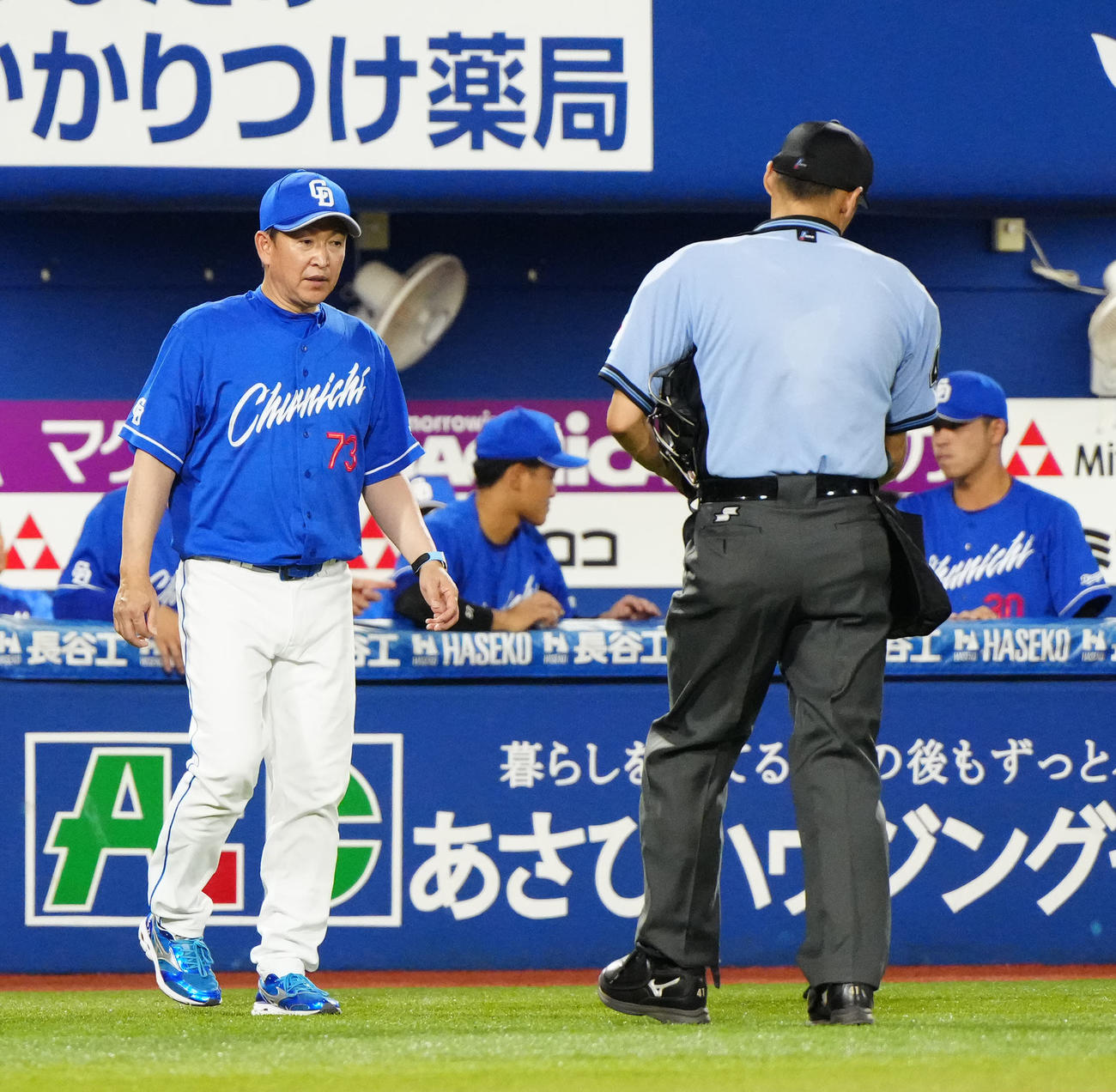 DeNA対中日　7回裏、中日先発小笠原の降板を告げる立浪監督（左）（撮影・江口和貴）