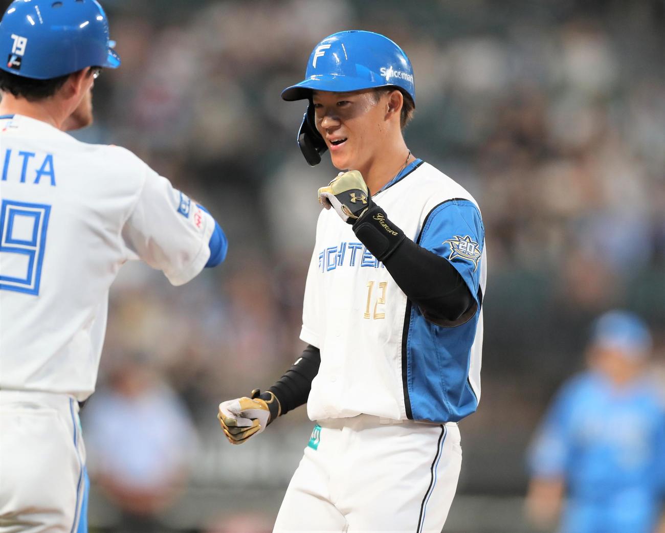 日本ハム対西武　9回裏日本ハム無死、右前打を放ち笑顔の矢沢（撮影・黒川智章）