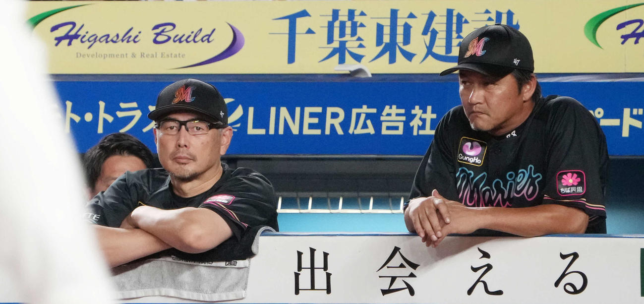 ロッテ対オリックス　9回裏ロッテ無死、戦況を見つめる吉井監督。右は金子戦略コーチ（撮影・小沢裕）