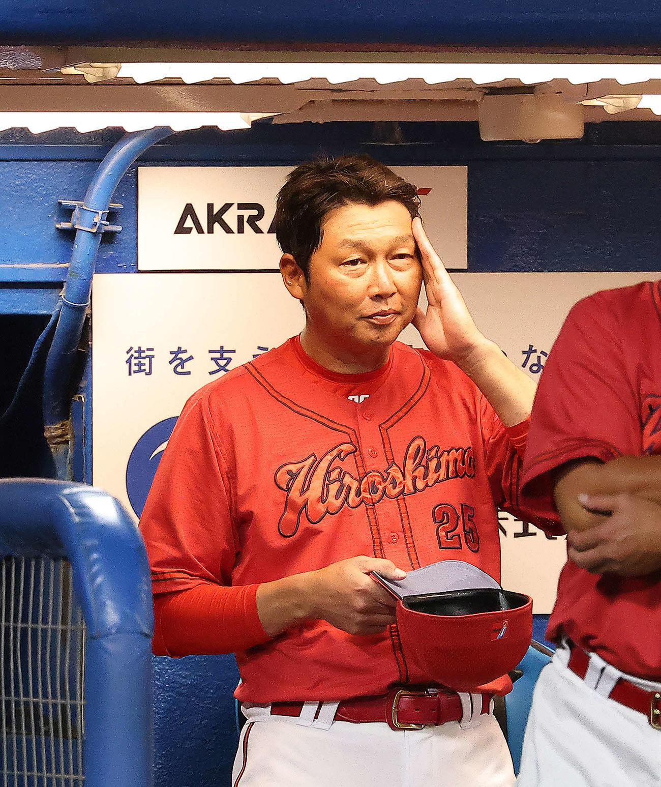 ヤクルト対広島　9回表、戦況を見守る新井監督（撮影・河田真司）