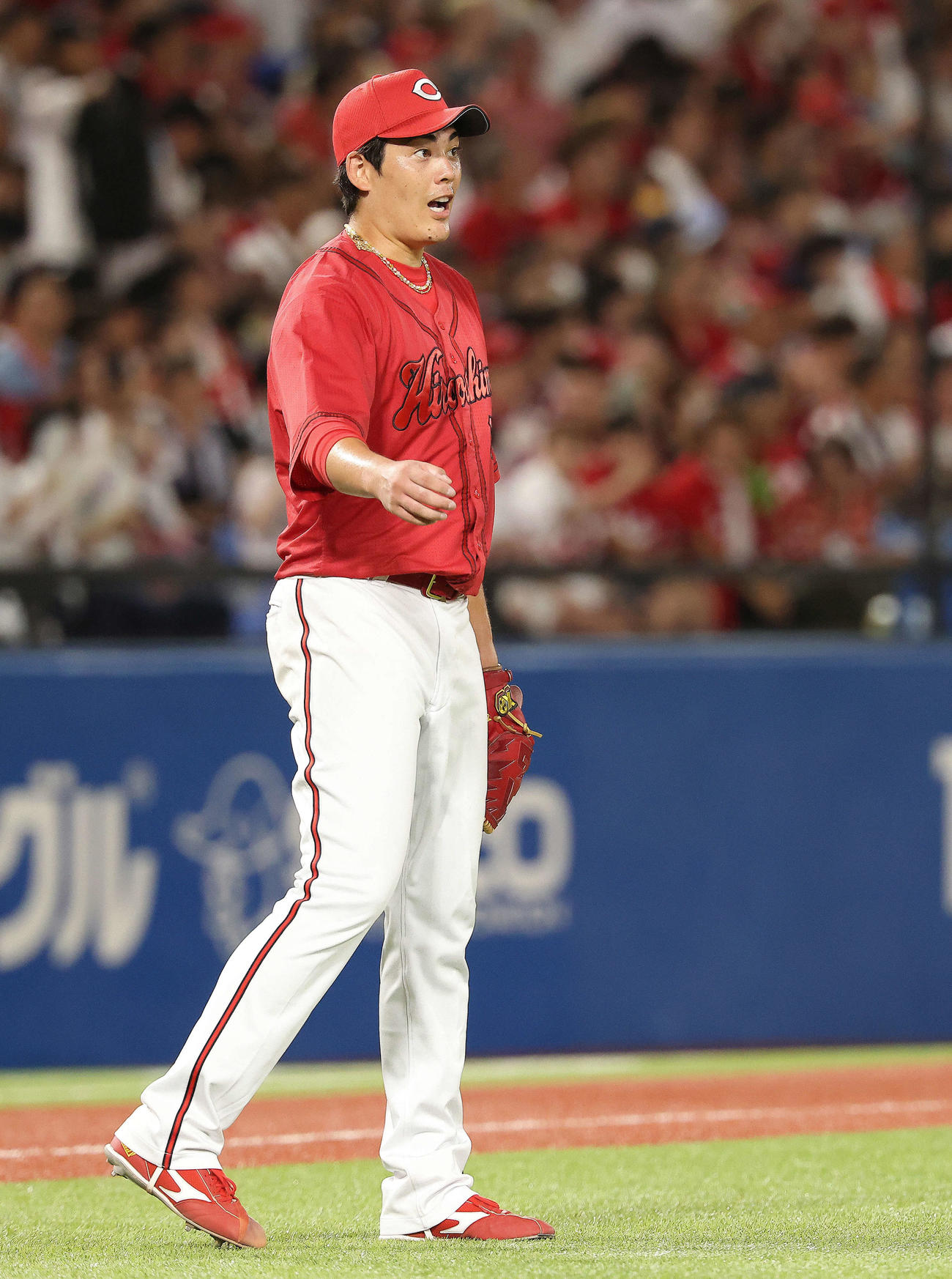 ヤクルト対広島　4回裏を抑え、チームメートを迎える九里（撮影・河田真司）