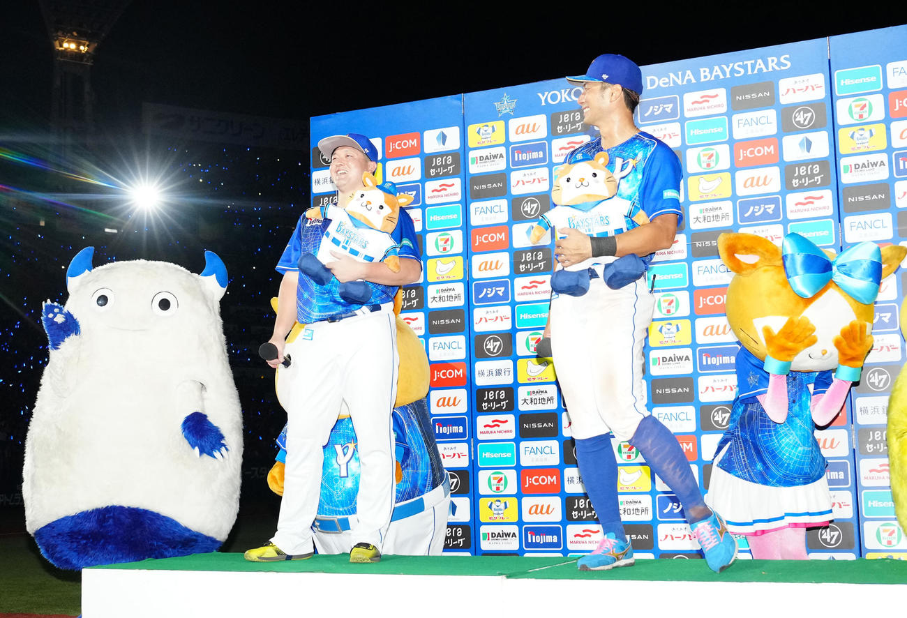 DeNA対中日　試合後、誕生日を迎えた妻に感謝の気持ちを伝えたDeNA牧（左）。右は大田（撮影・江口和貴）