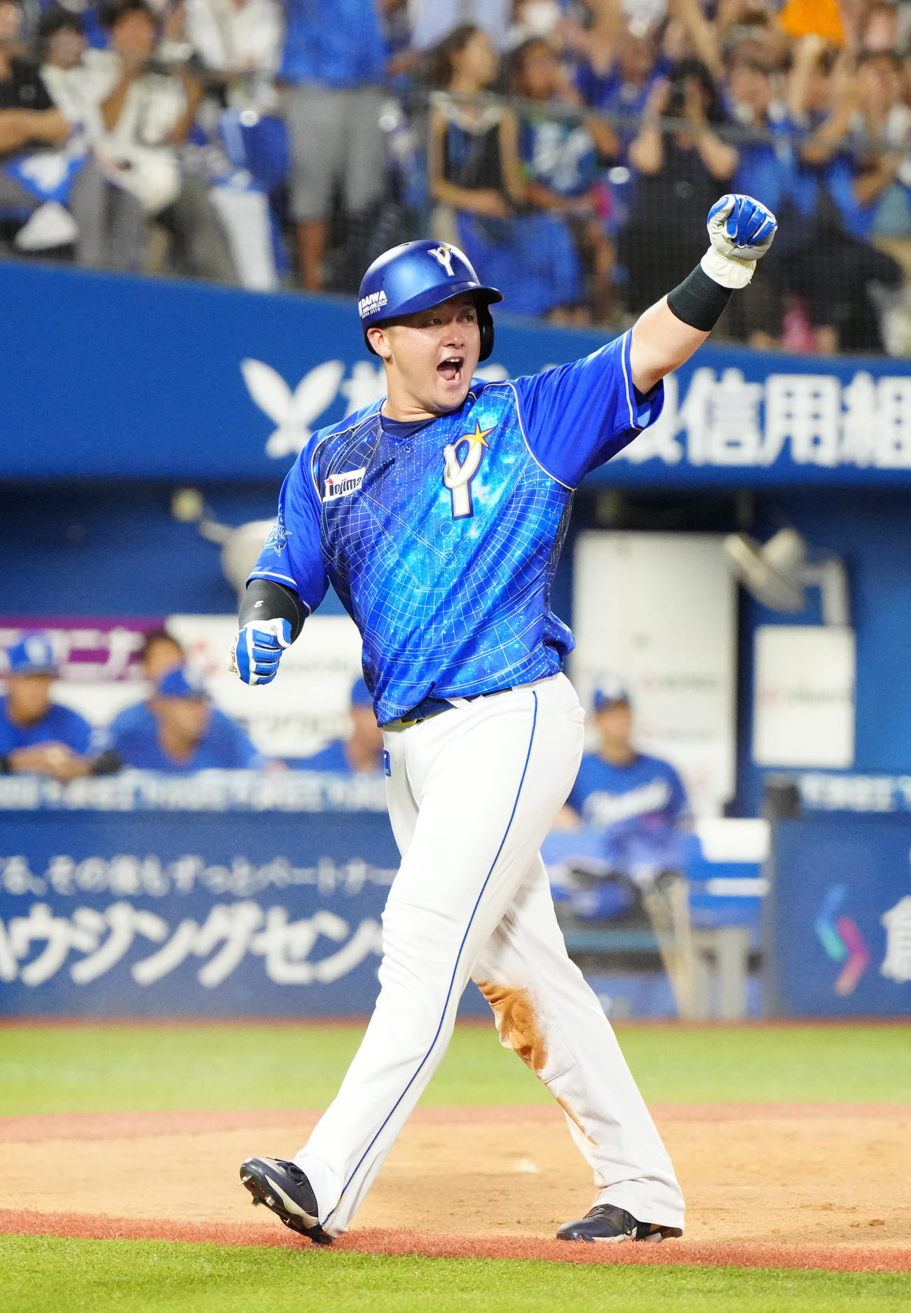 DeNA対中日　7回裏DeNA2死二塁、大田の適時打で生還し、ガッツポーズを見せる牧（撮影・江口和貴）