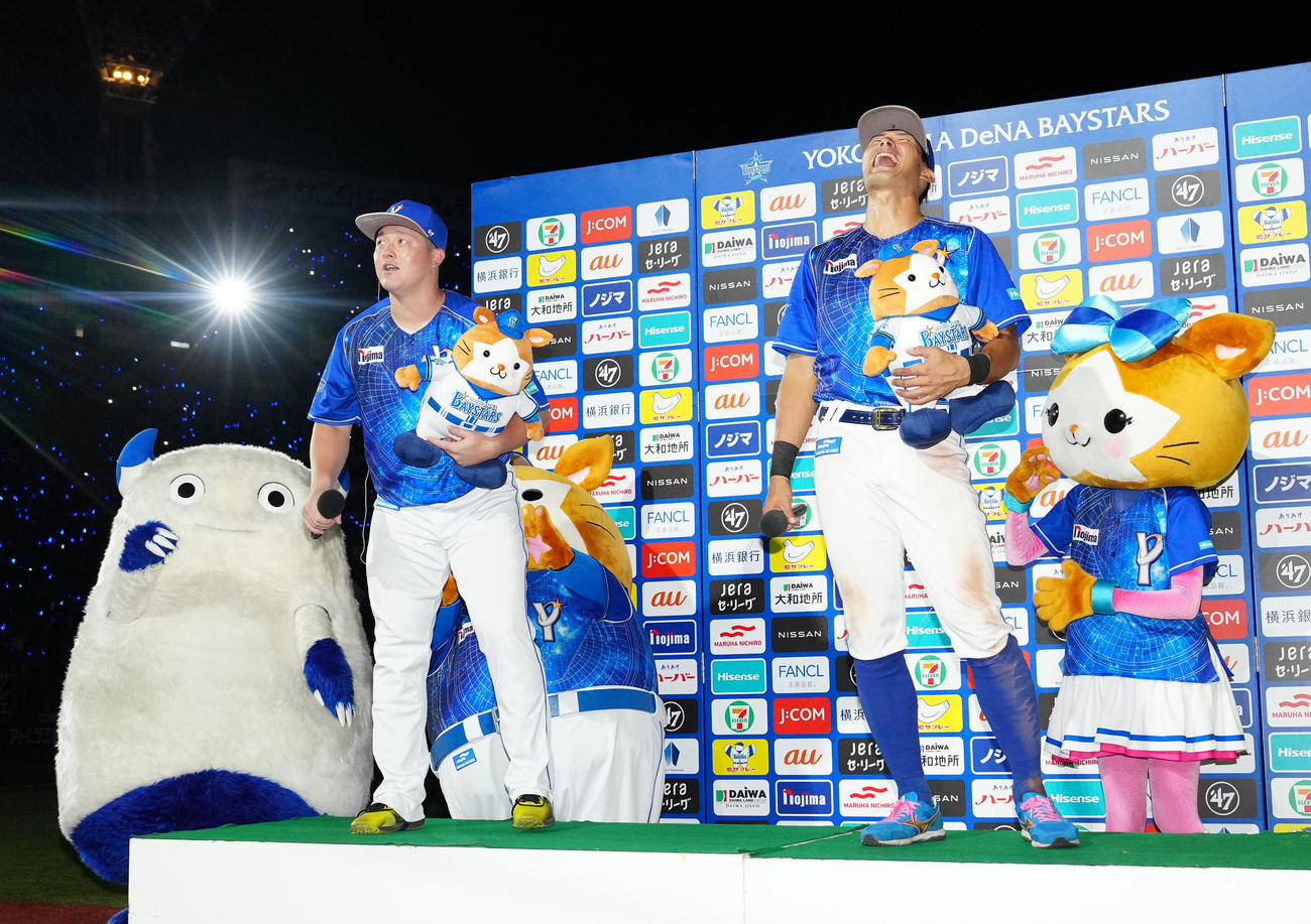 DeNA対中日　試合後、誕生日を迎えた妻に感謝の気持ちを伝えたDeNA牧（左）。右は大田（撮影・江口和貴）