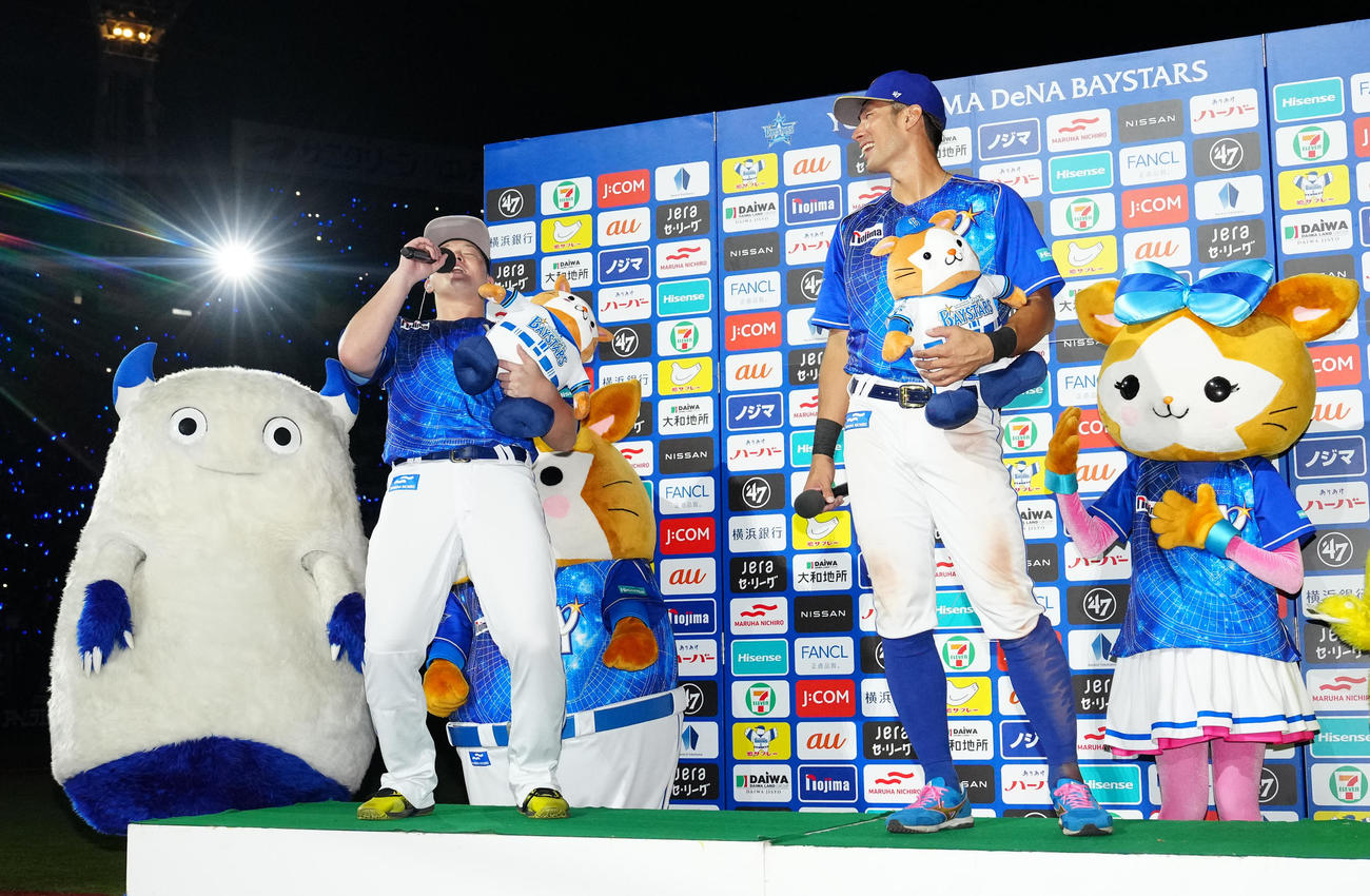 DeNA対中日　試合後、誕生日を迎えた妻に感謝の気持ちを叫ぶDeNA牧（左）。右は大田（撮影・江口和貴）