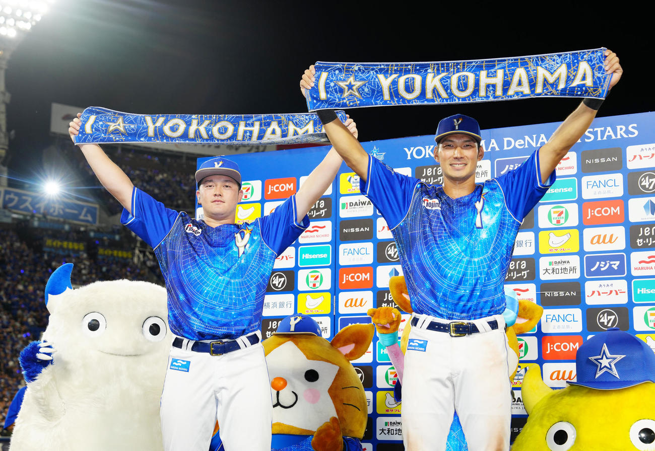 DeNA対中日　試合後、写真に納まるDeNA大田（右）と牧（撮影・江口和貴）
