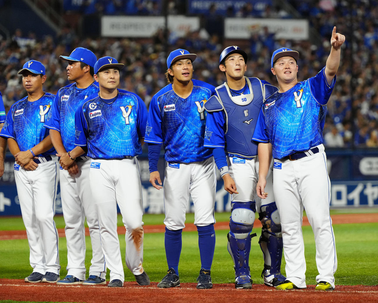 DeNA対中日　試合後、スタンドを指さすDeNA牧（右端）（撮影・江口和貴）