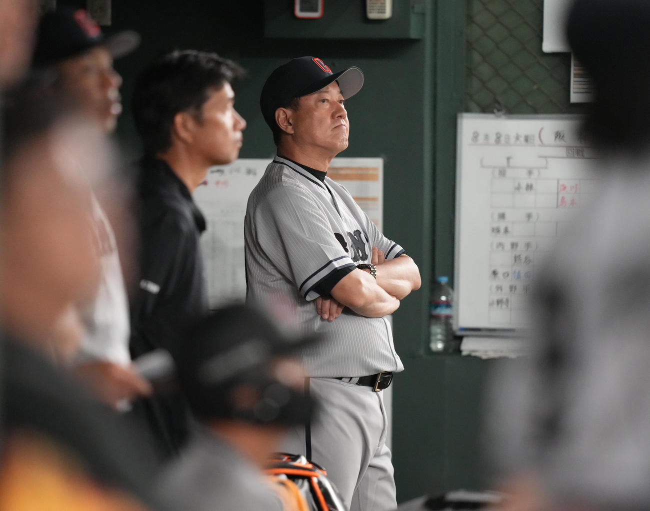 巨人対阪神　9回裏、ベンチで厳しい表情の原辰徳監督（撮影・狩俣裕三）