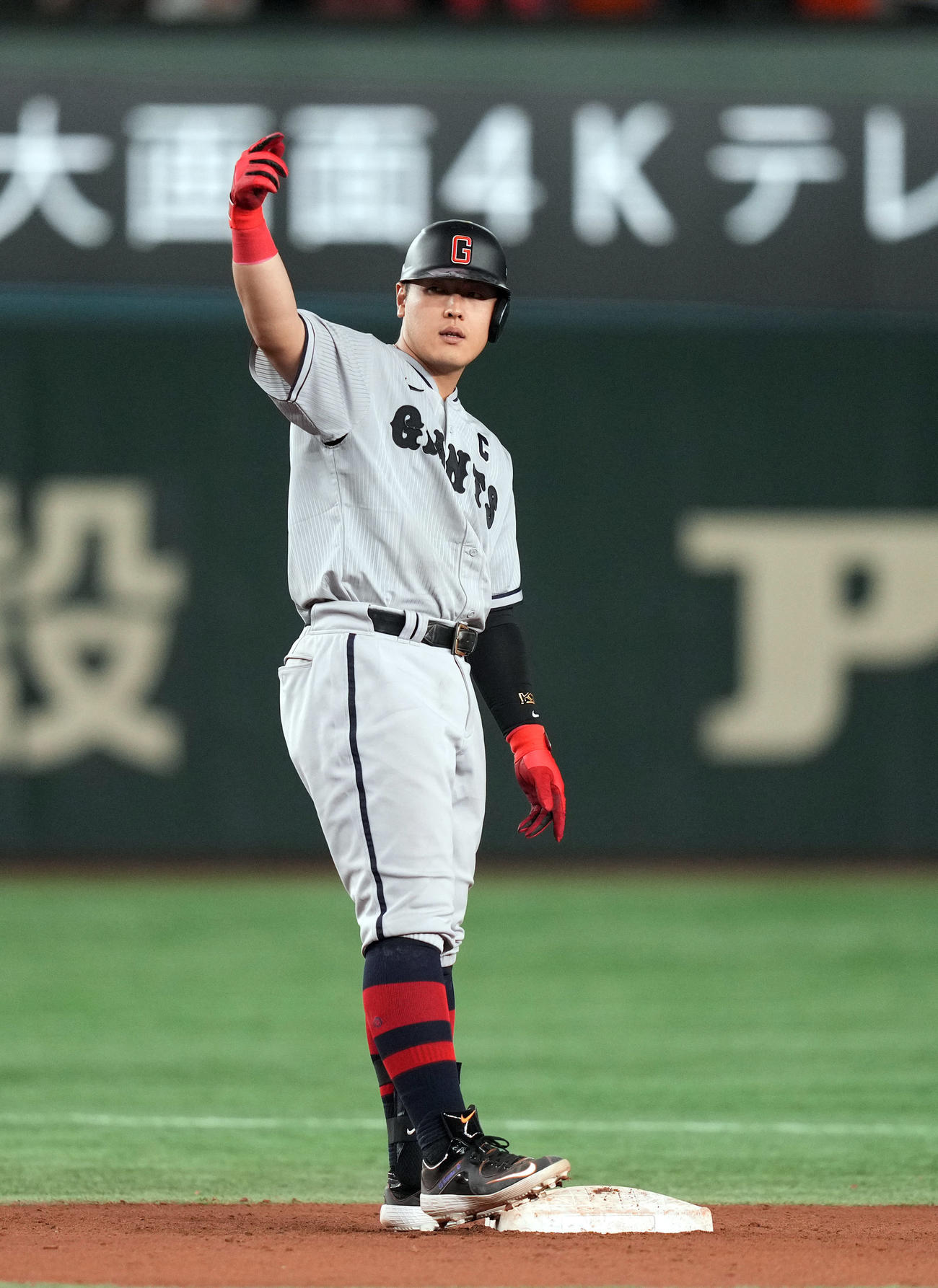 巨人対阪神　8回裏巨人無死一、二塁、適時二塁打を放つ岡本和（撮影・狩俣裕三）