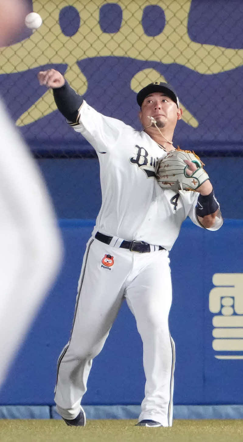 ロッテ対オリックス　5回裏ロッテ無死一塁、佐藤都の右飛を捕球した森（撮影・小沢裕）