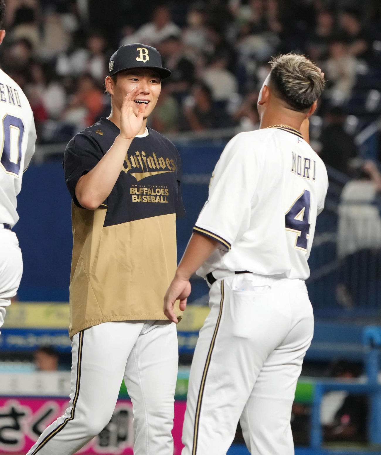 ロッテ対オリックス　今季11勝目を挙げたオリックス先発の山本は森（右）とハイタッチ（撮影・小沢裕）