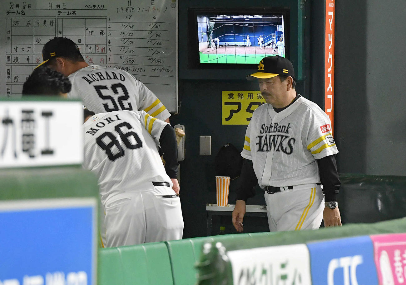 ソフトバンク対楽天　楽天に敗れ、厳しい表情で引き揚げる藤本監督（右）（撮影・岩下翔太）