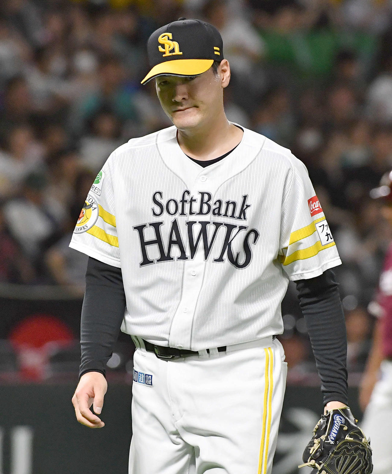 ソフトバンク対楽天　1回表、岡島に先制打を打たれた有原は悔しそうな表情でベンチへ戻る（撮影・岩下翔太）
