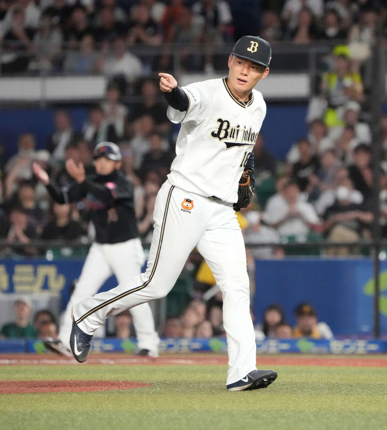 ロッテ対オリックス　5回裏ロッテ1死一、三塁、荻野を三直併殺で仕留めたオリックス先発の山本は好守備を見せた宗三塁手を指さす（撮影・小沢裕）