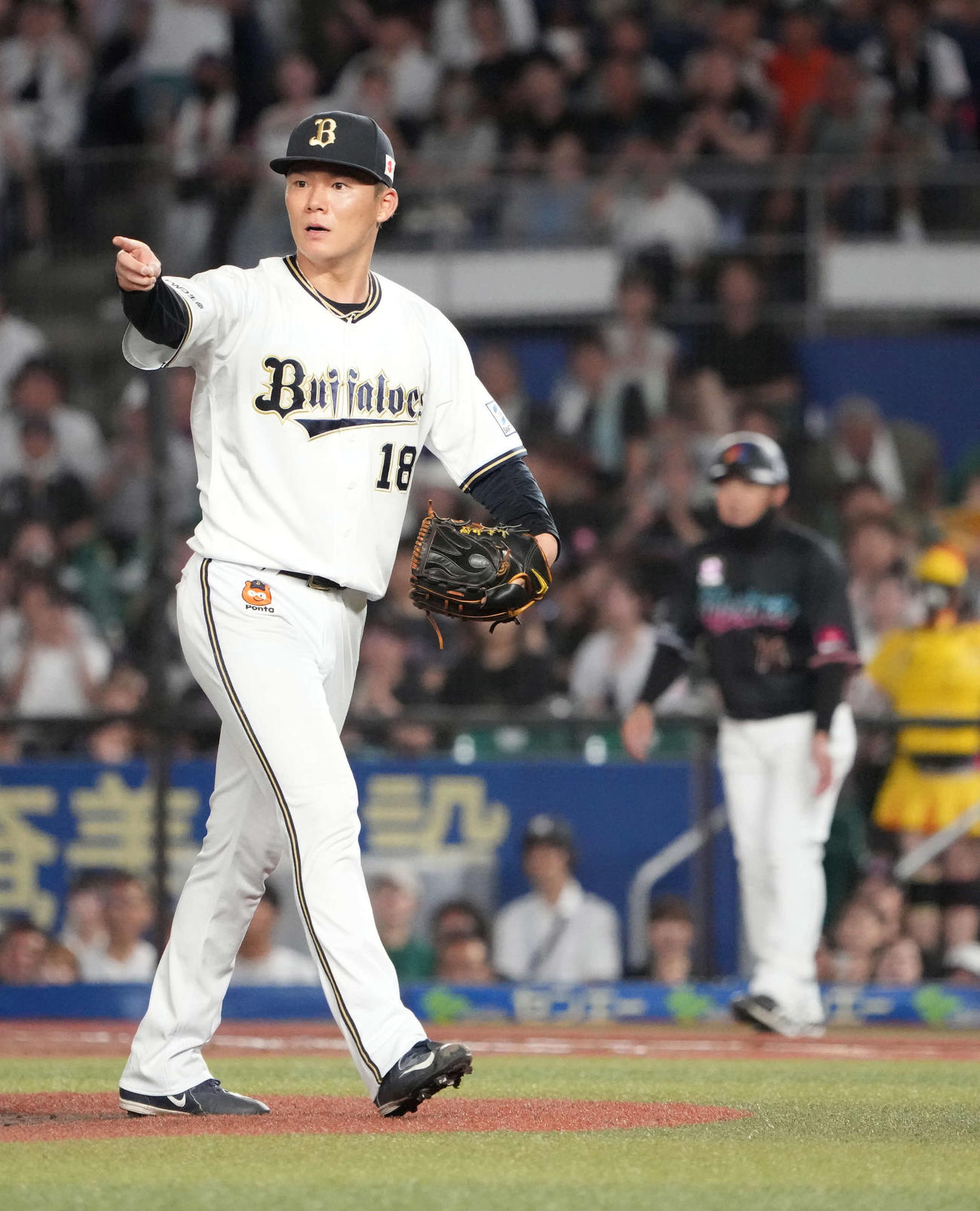 ロッテ対オリックス　5回裏ロッテ1死一、三塁、荻野を三直併殺で仕留めた山本は好守備を見せた宗を指さす（撮影・小沢裕）