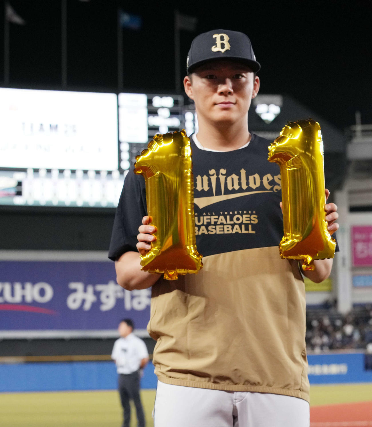 ロッテ対オリックス　今季11勝目を挙げたオリックス先発の山本はカメラマンの要望に応える（撮影・小沢裕）