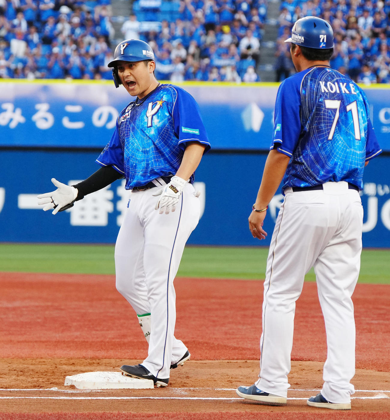 DeNA対中日　1回裏DeNA無死、右前打を放った佐野（左）（撮影・江口和貴）