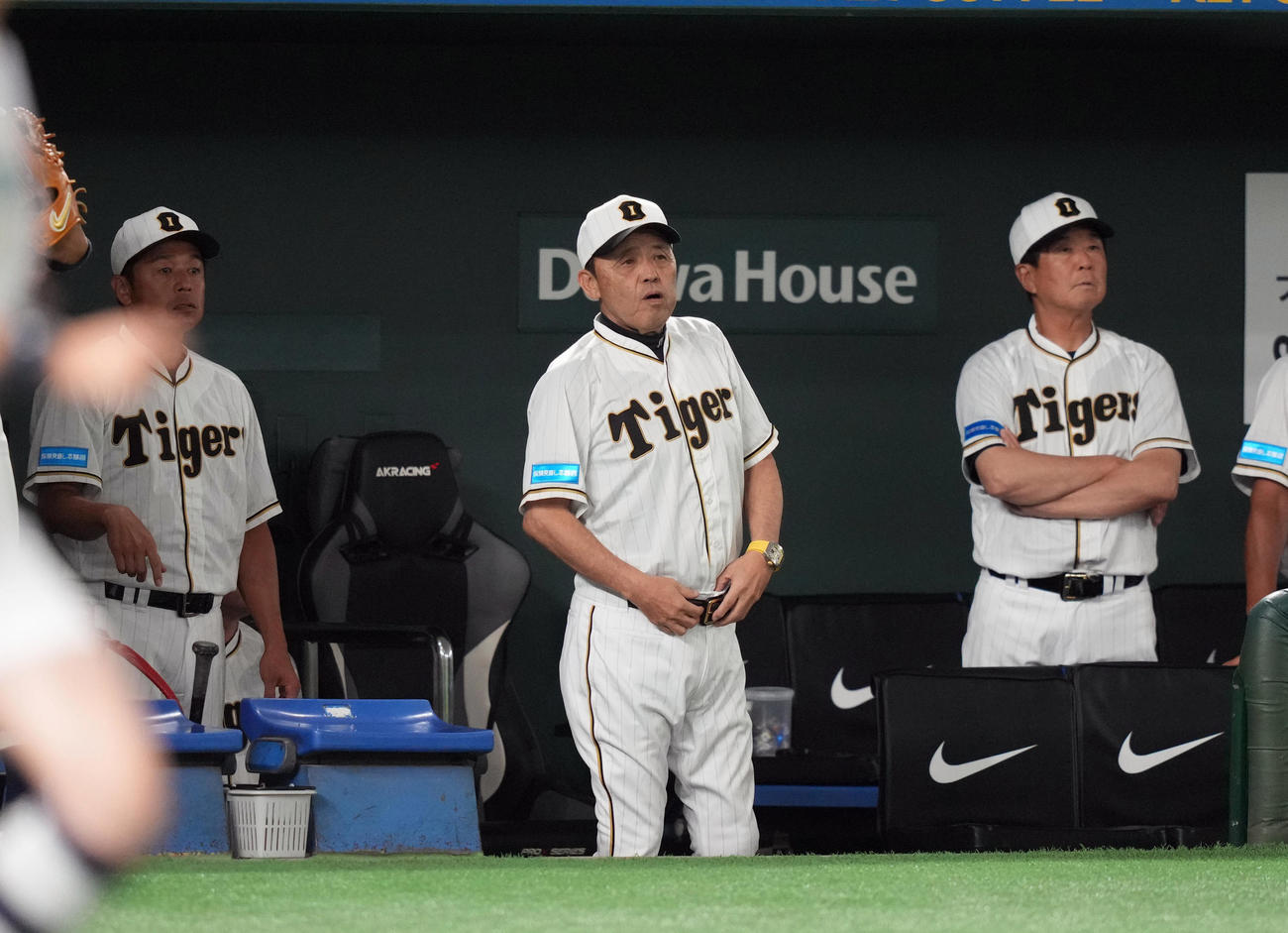 巨人対阪神　8回裏巨人無死一、二塁、岡本和の適時二塁打で本塁生還した秋広のセーフにリクエストをする岡田監督（中央）（撮影・狩俣裕三）
