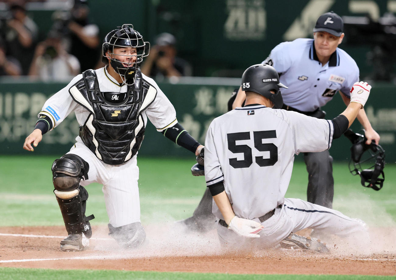 巨人対阪神　8回裏巨人無死一、二塁、岡本和の適時二塁打で一塁走者秋広が本塁突入するもタッチアウトになる。捕手は梅野（撮影・加藤哉）
