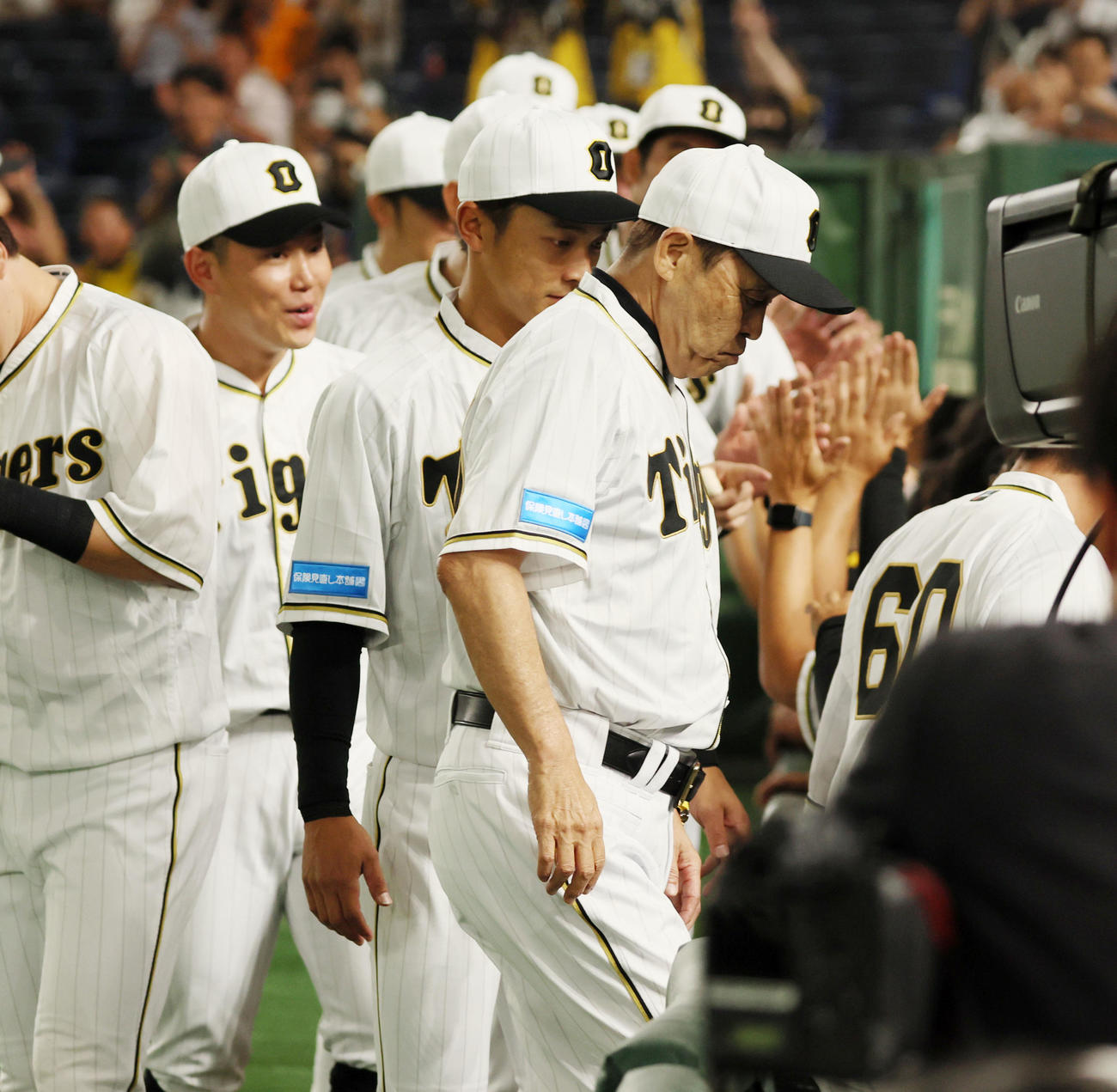 巨人対阪神　巨人に勝利した岡田監督（撮影・加藤哉）