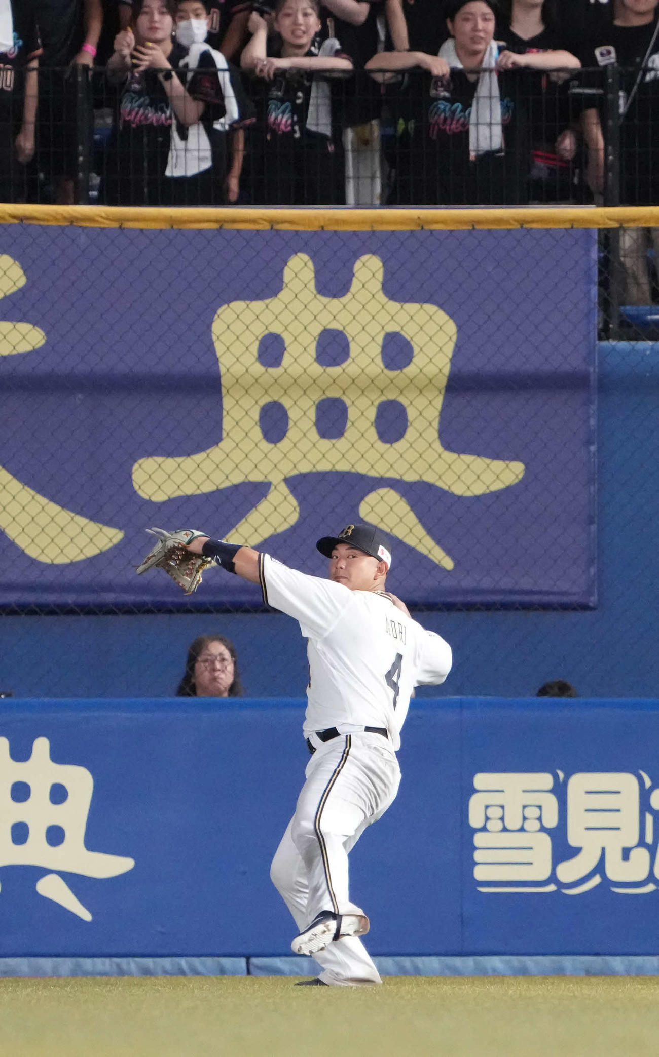 ロッテ対オリックス　5回裏ロッテ無死一塁、オリックス森右翼手は佐藤都の打球を捕球する（撮影・小沢裕）