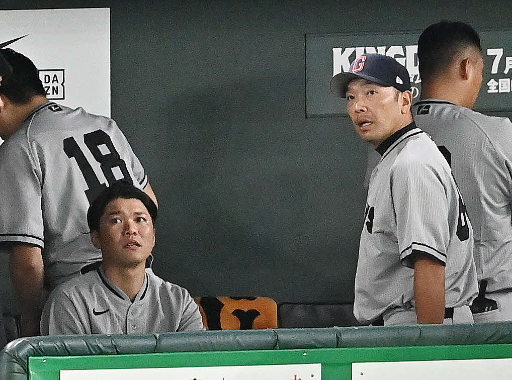 巨人対阪神　3回表の守備を終えた巨人坂本（左）はベンチで阿部コーチと話す（撮影・滝沢徹郎）