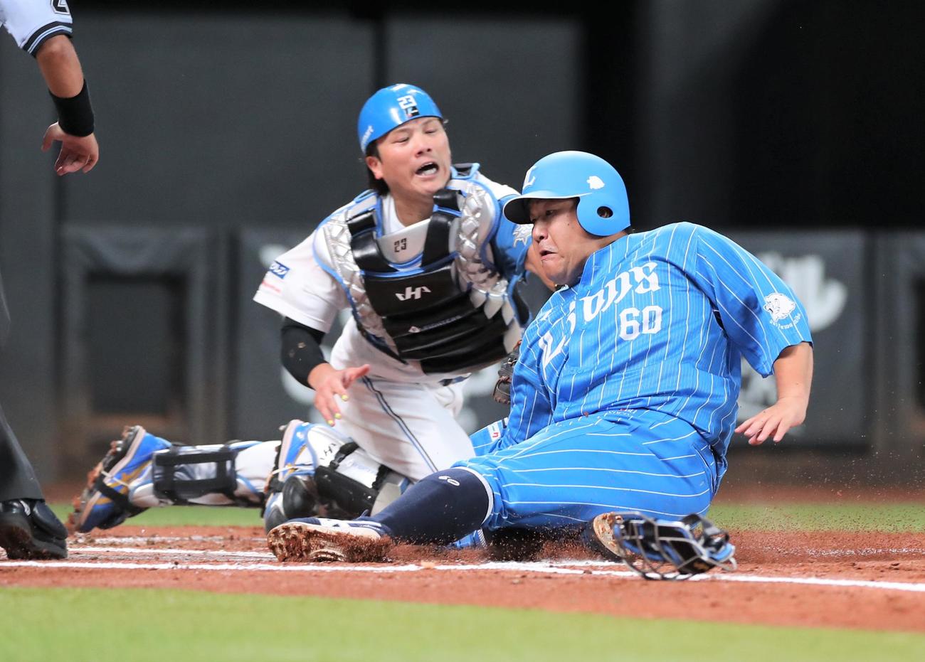日本ハム対西武　1回表西武2死一、二塁、佐藤龍の二塁打で一塁走者の中村が本塁を突くもアウトになる。捕手伏見（撮影・黒川智章）