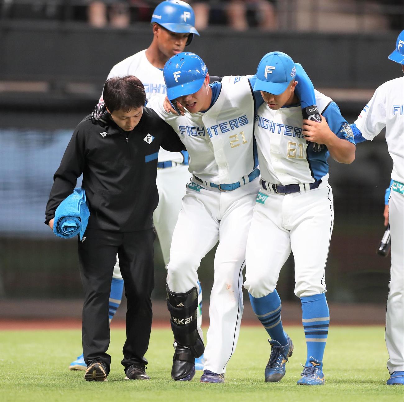 日本ハム対西武　1回裏日本ハム1死一塁、自打球を当てベンチに運ばれる清宮（撮影・黒川智章）