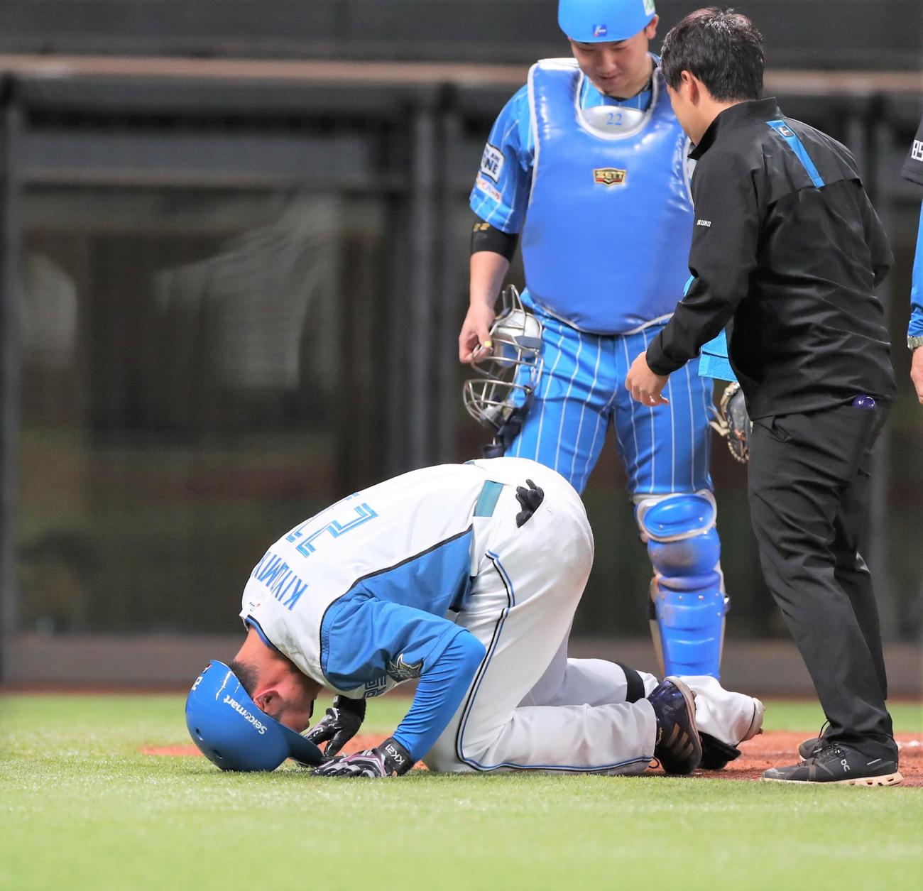 日本ハム対西武　1回裏日本ハム1死一塁、自打球を当て倒れる清宮（撮影・黒川智章）