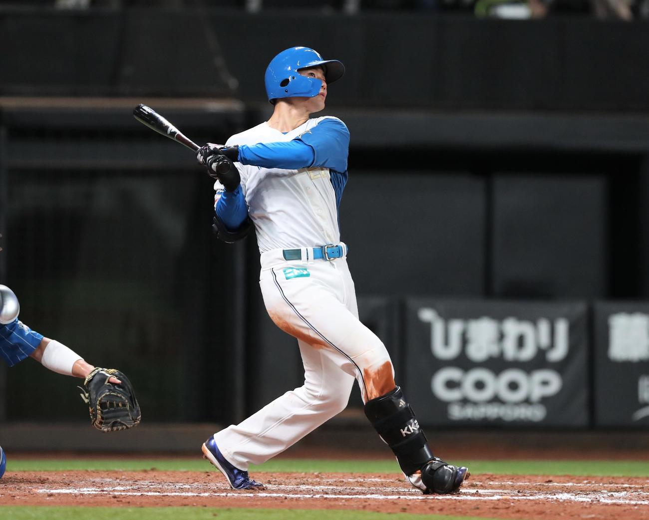 日本ハム対西武　9回裏日本ハム無死、右越えソロ本塁打を放つ清宮（撮影・黒川智章）