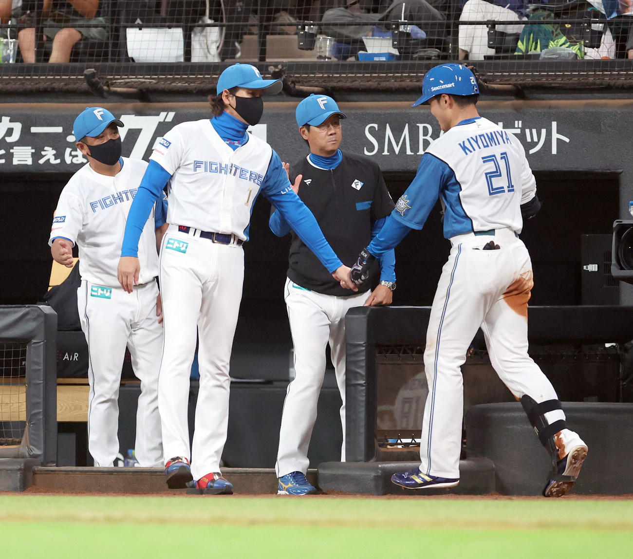 日本ハム対西武　9回裏日本ハム無死、新庄監督（左手前）は右越え本塁打を放った清宮を出迎える（撮影・佐藤翔太）
