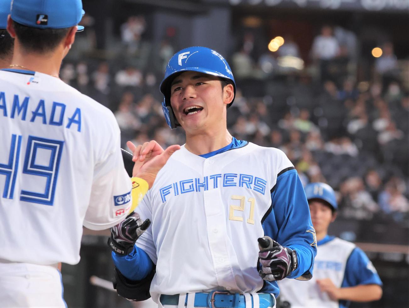 日本ハム対西武　9回裏、本塁打を放ちナインに出迎えられる清宮（撮影・黒川智章）