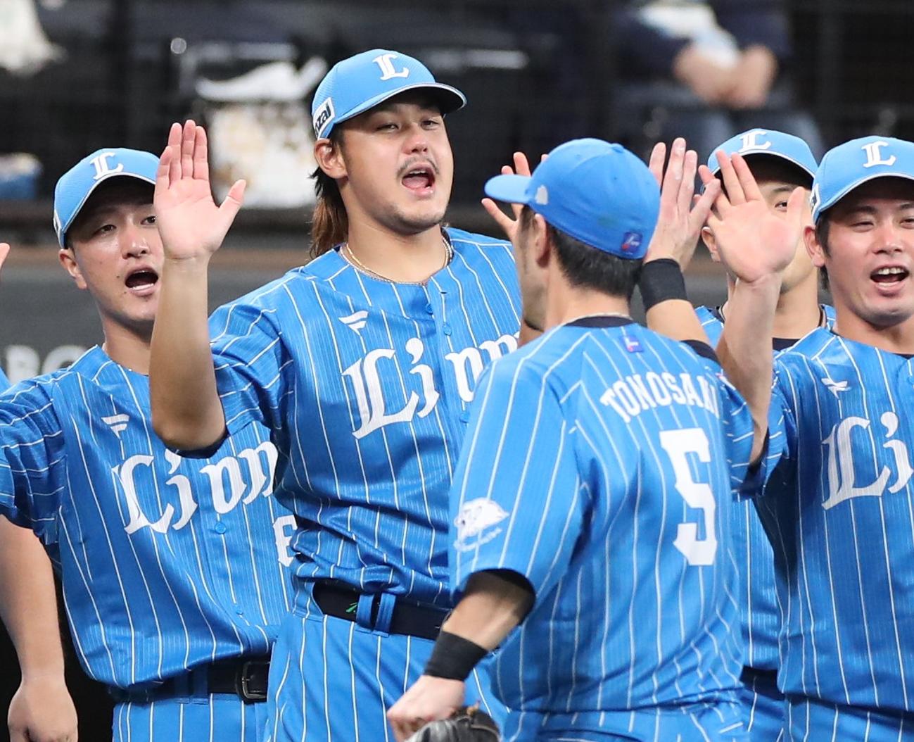 日本ハム対西武　試合後、ナインを出迎える高橋（中央）（撮影・黒川智章）