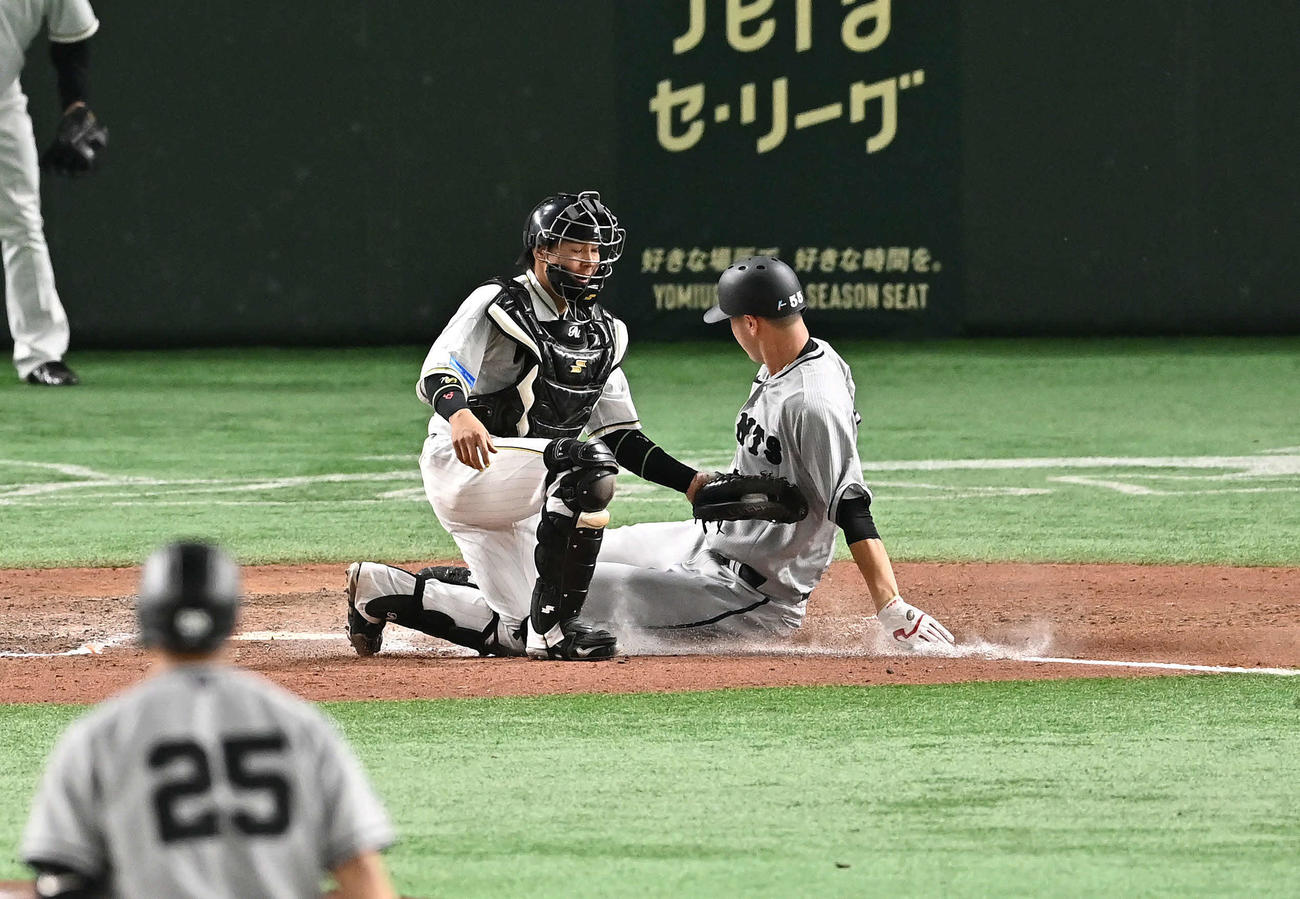 8回裏巨人無死一、二塁、一塁走者秋広（右）の本塁セーフの判定はリプレー検証の結果アウトとなる。捕手梅野（撮影・滝沢徹郎）