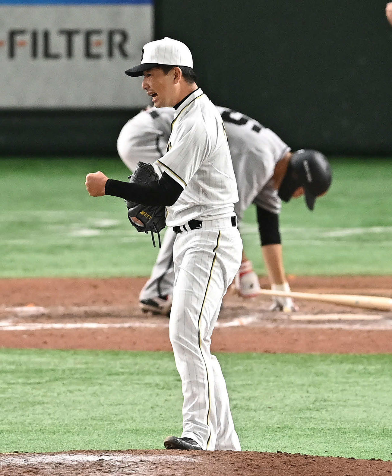 9回裏巨人2死一、二塁、秋広（後方）を見逃し三振に仕留めガッツポーズする岩崎（撮影・滝沢徹郎）