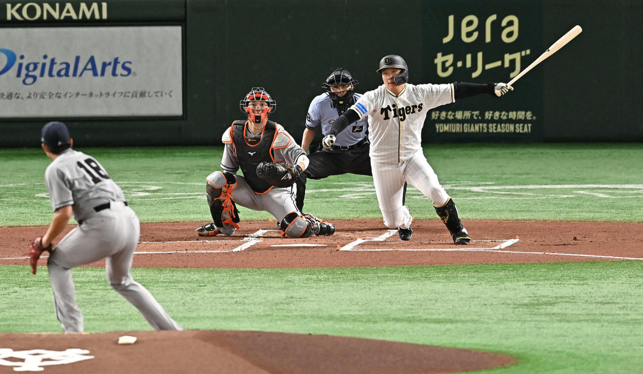 1回表阪神1死一、二塁、大山は先制中前適時打を放つ。投手菅野（撮影・滝沢徹郎）