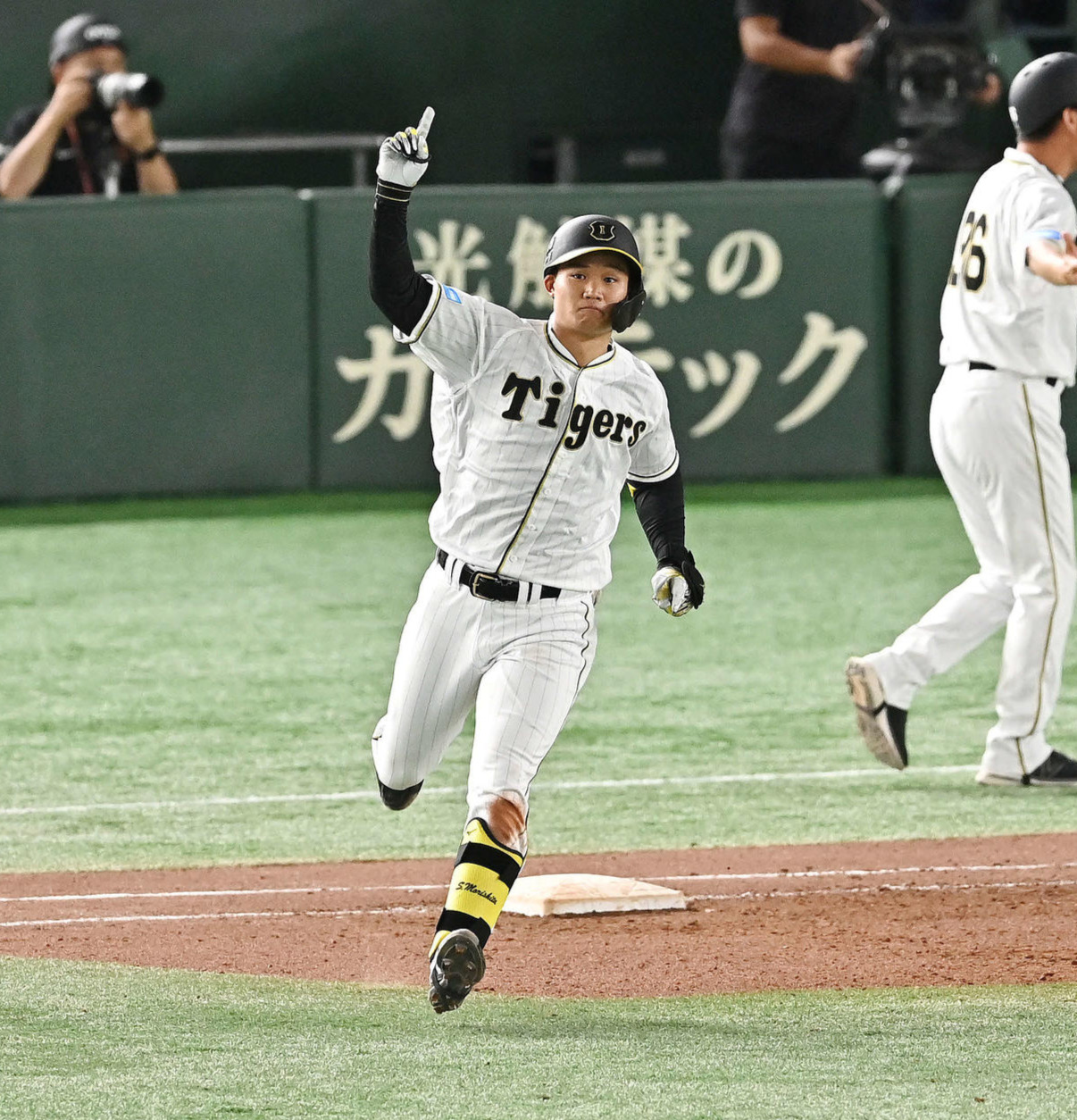 8回表阪神1死一塁、右越え2点本塁打を放った森下（左）は指を突き立てる（撮影・滝沢徹郎）