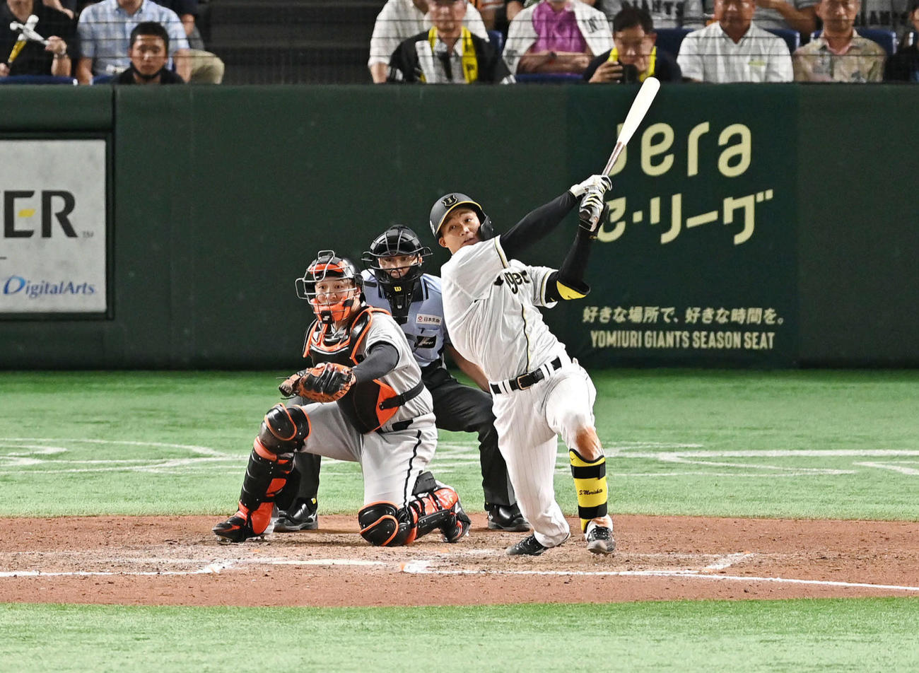8回表阪神1死一塁、森下は右越え2点本塁打を放つ（撮影・滝沢徹郎）