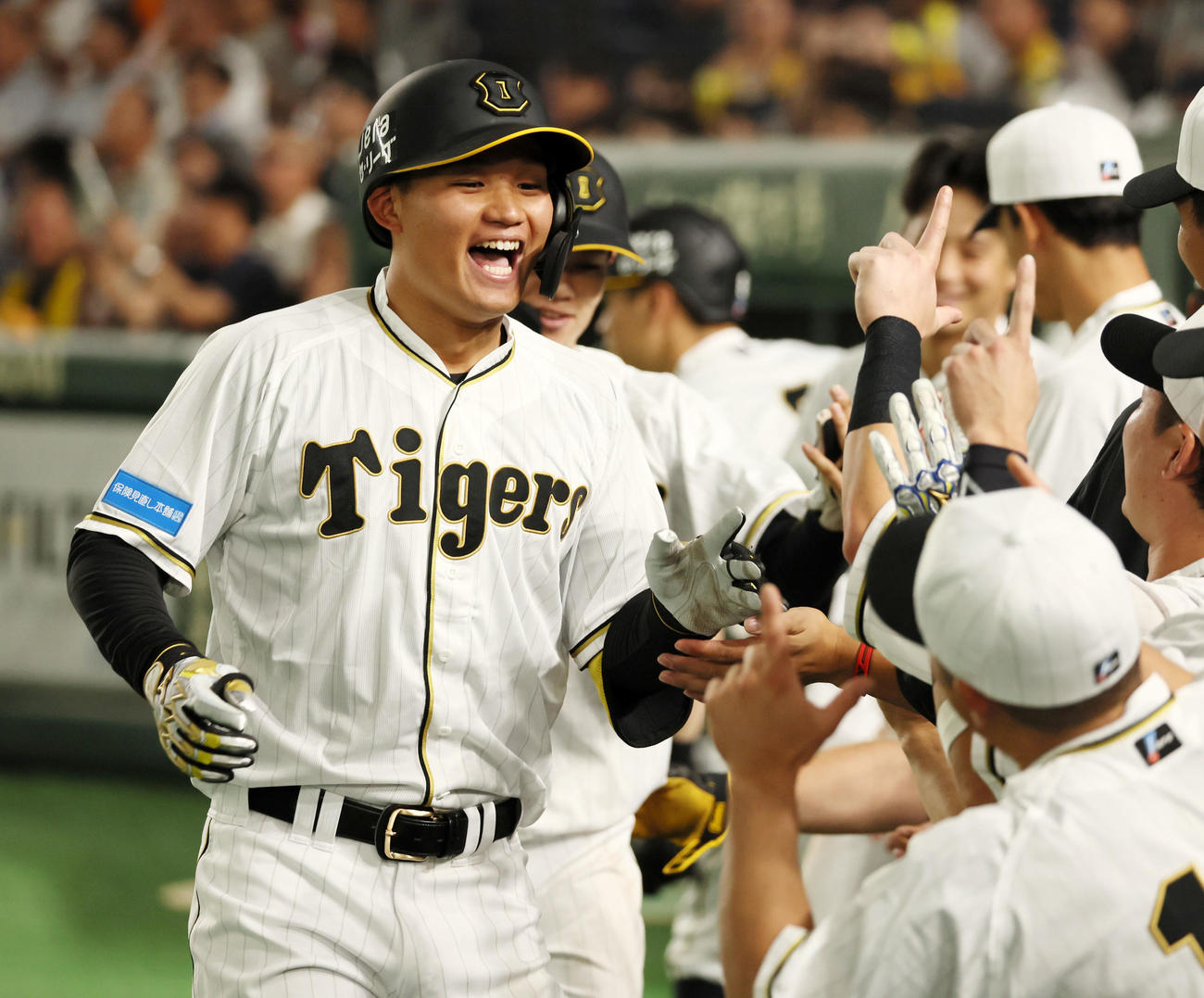 8回表阪神1死一塁、森下は右越え2点本塁打を放ちベンチ前でナインと笑顔でタッチ（撮影・加藤哉）
