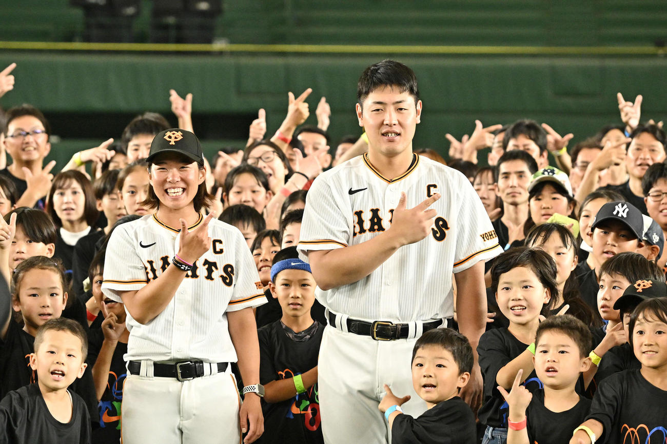 イベントで子どもたちと記念撮影する巨人岡本和（右）と金満（撮影・滝沢徹郎）