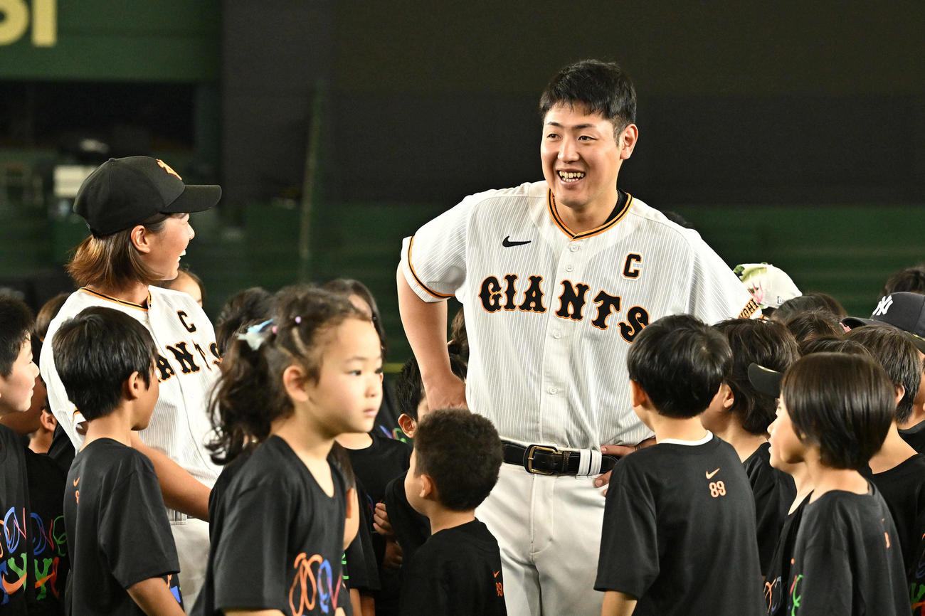 イベントで子どもたちと笑顔で話す巨人岡本和（右）と金満（撮影・滝沢徹郎）