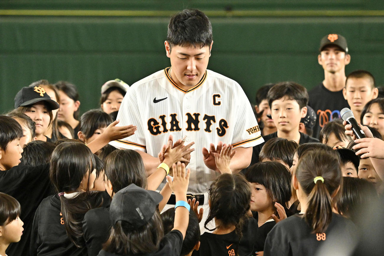 イベントで子どもたちとタッチをかわす巨人岡本和（撮影・滝沢徹郎）
