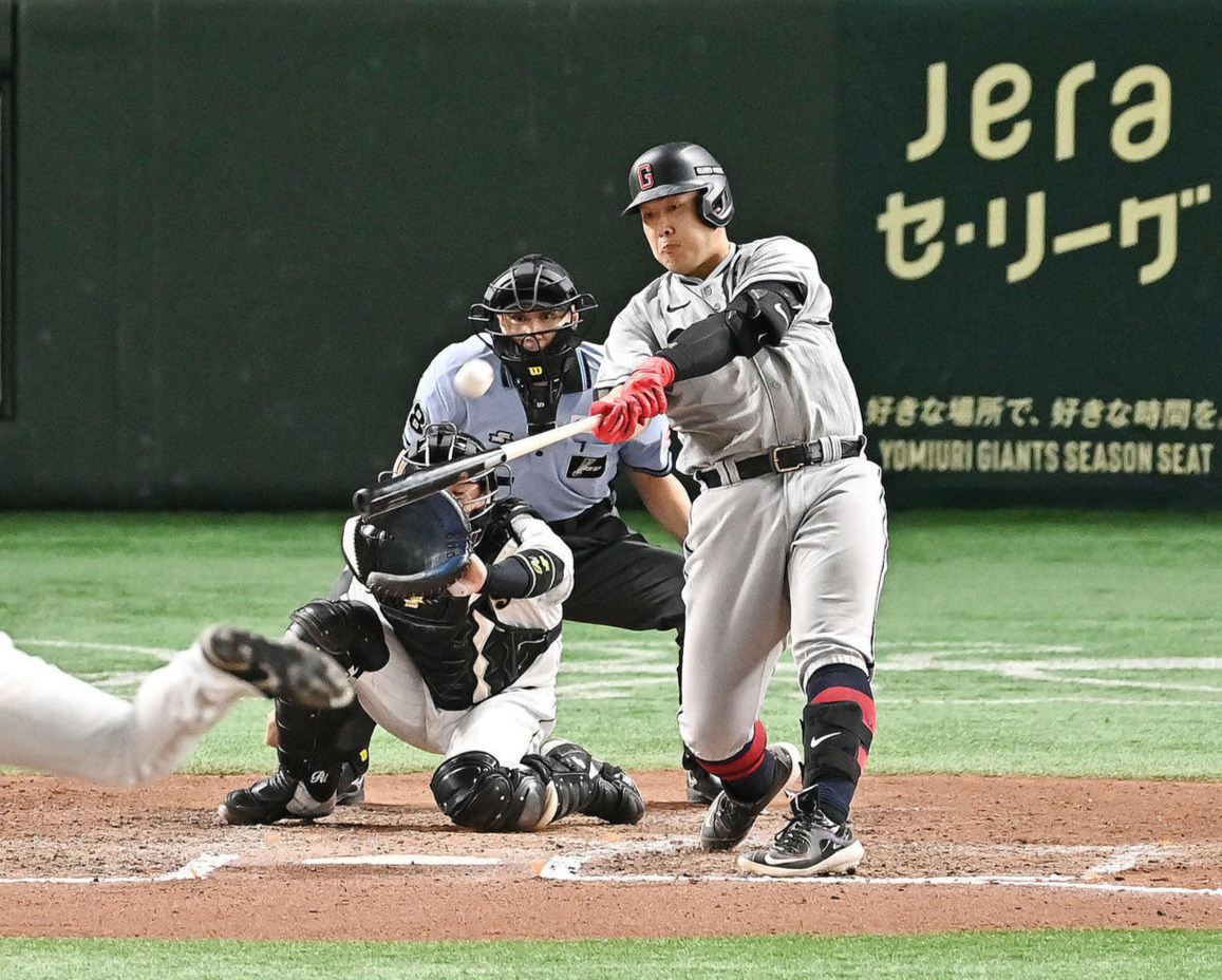 6回裏巨人1死一塁、岡本和は左越え2点本塁打を放つ