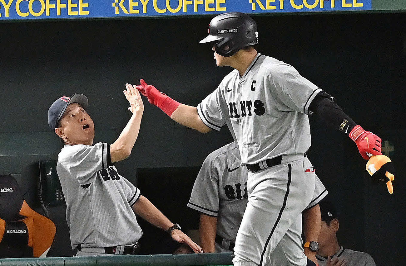 6回裏巨人1死一塁、原監督（左）は2点本塁打を放った岡本和とタッチをかわす（撮影・滝沢徹郎）