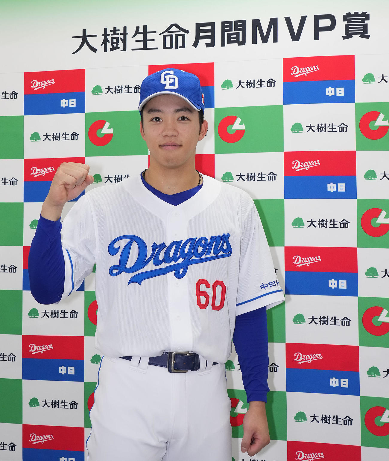 7月度月間MVPを受賞し会見後ポーズを決める岡林勇希（撮影・森本幸一）