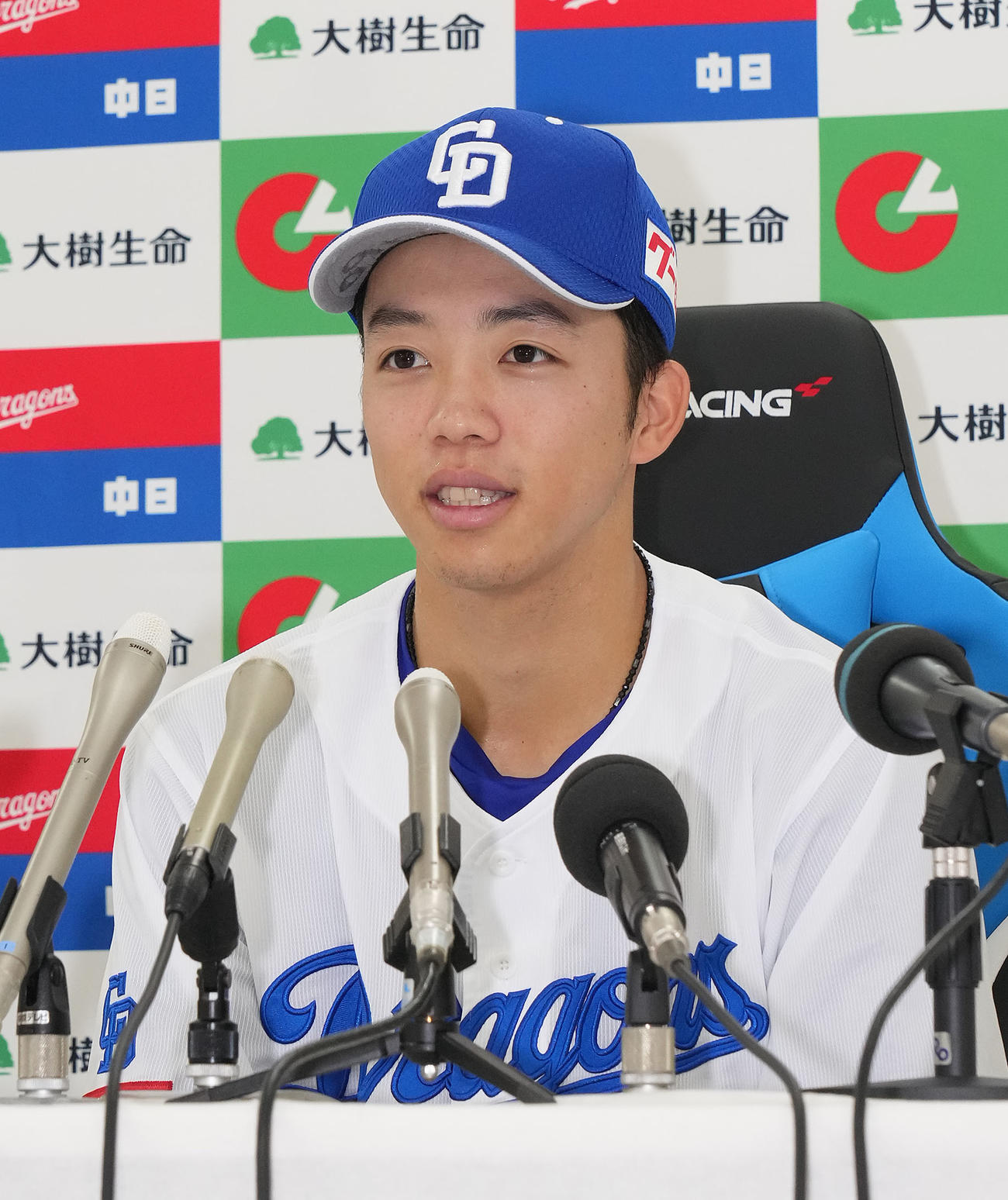 7月度月間MVPを受賞し会見する岡林勇希（撮影・森本幸一）