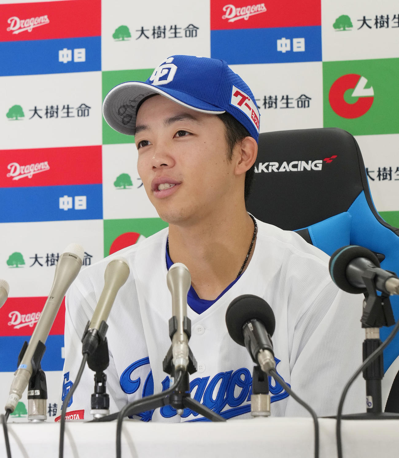 7月度月間MVPを受賞し会見する岡林勇希（撮影・森本幸一）