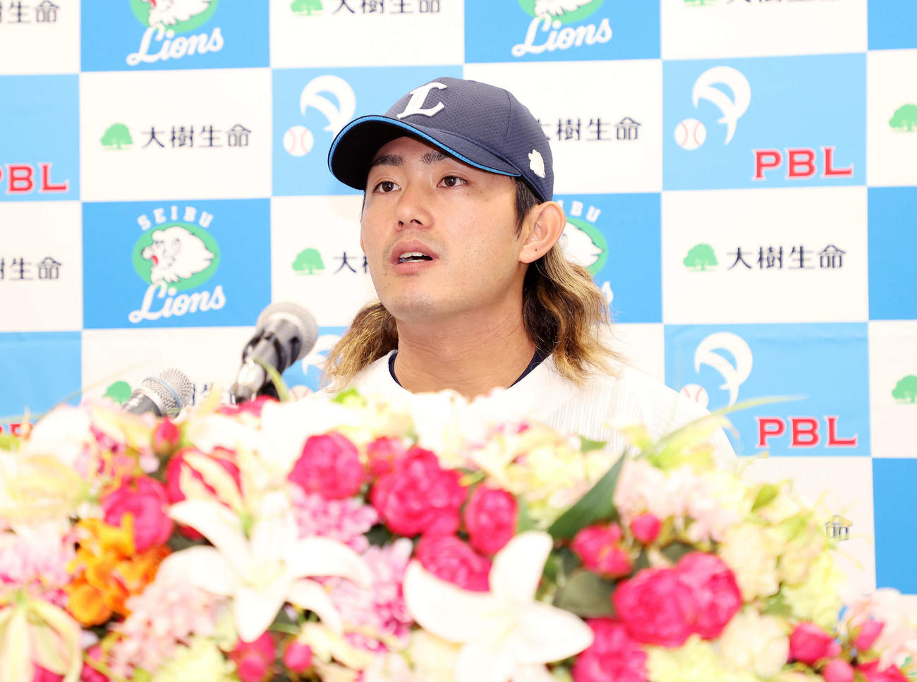 大樹生命月間MVPを受賞し報道陣の質問に答える西武今井（撮影・鈴木正人）
