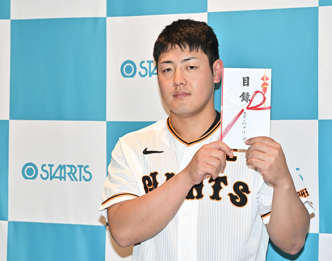 「ビッグボードホームラン賞」を受賞した巨人岡本和は目録を手に記念撮影する（撮影・滝沢徹郎）