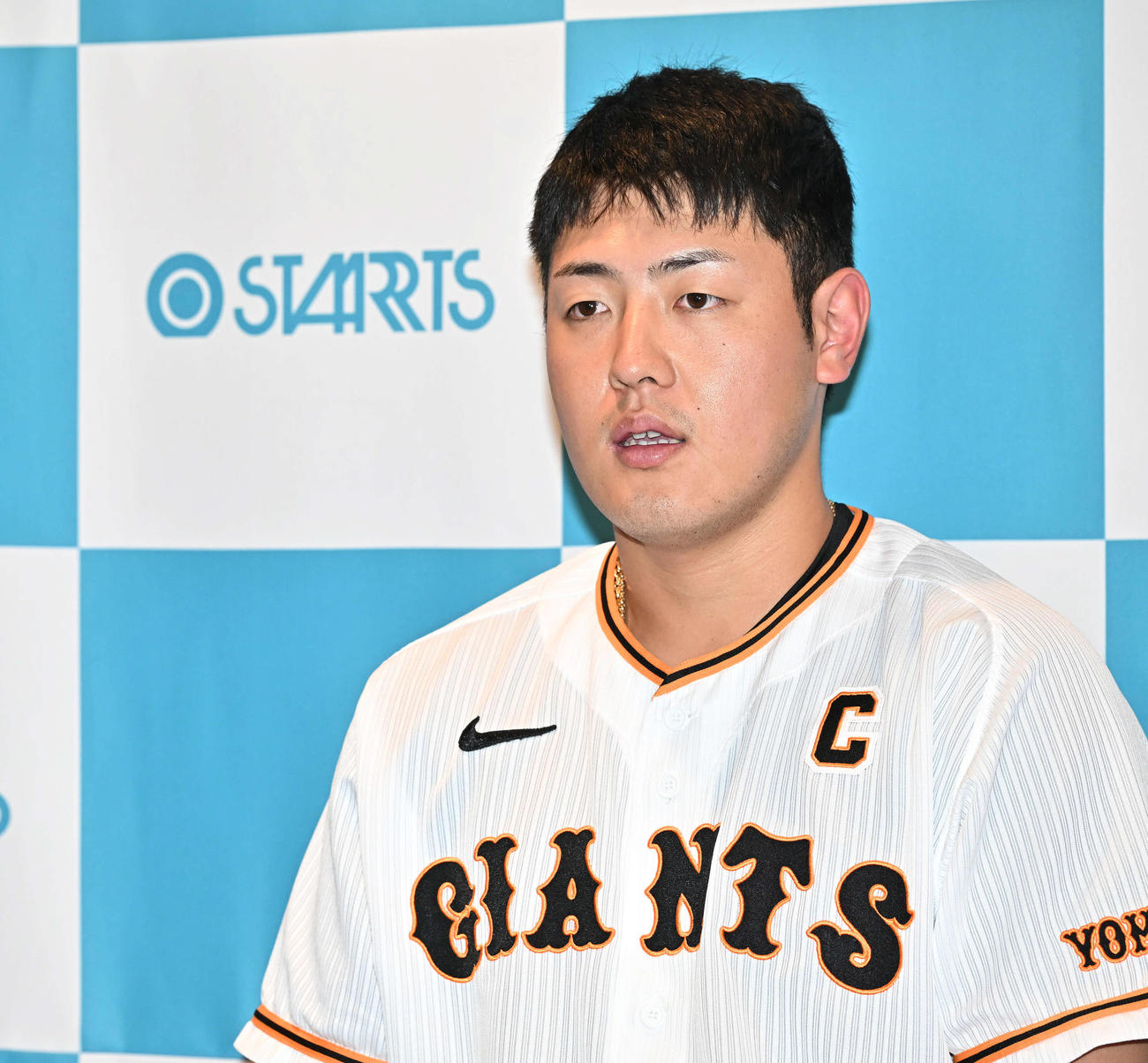 「ビッグボードホームラン賞」を受賞した巨人岡本和は報道陣の取材に応じる（撮影・滝沢徹郎）